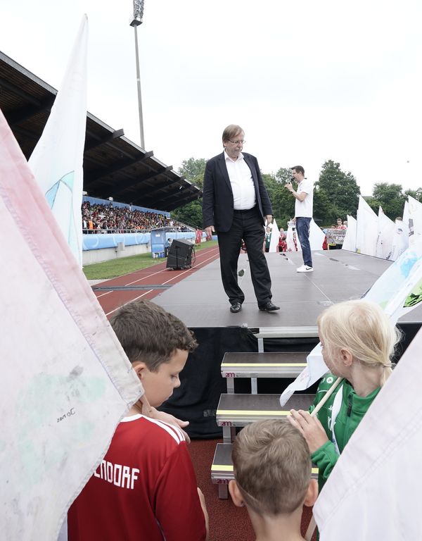 Feierlicher Einmarsch der Vereine 